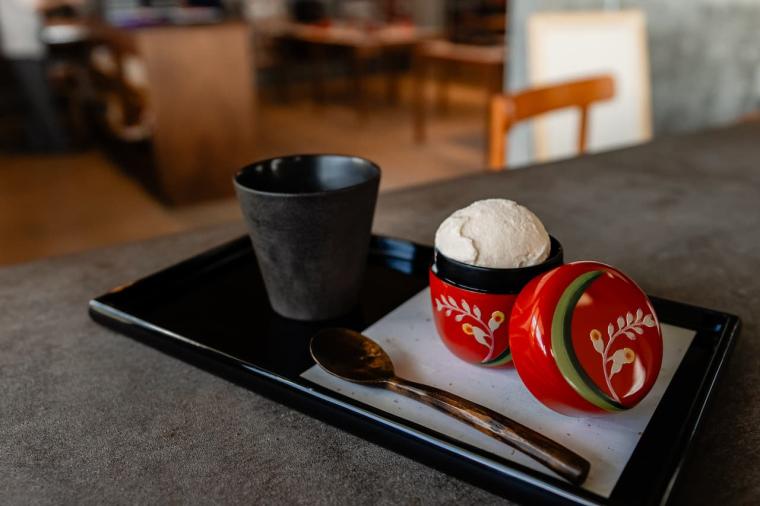 沖縄の人気飲食店のメニューを琉球漆器で愉しむ「CAFE 角萬」（那覇市）