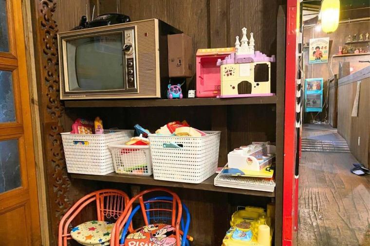 ノスタルジック居酒屋。昭和レトロな「炭家 美里店」で楽しむ駄菓子とゲームとせんべろ（沖縄市）