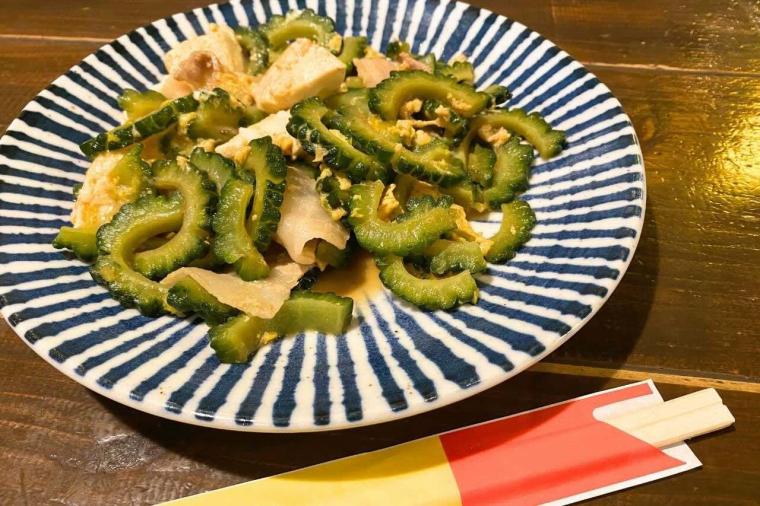 ノスタルジック居酒屋。昭和レトロな「炭家 美里店」で楽しむ駄菓子とゲームとせんべろ（沖縄市）