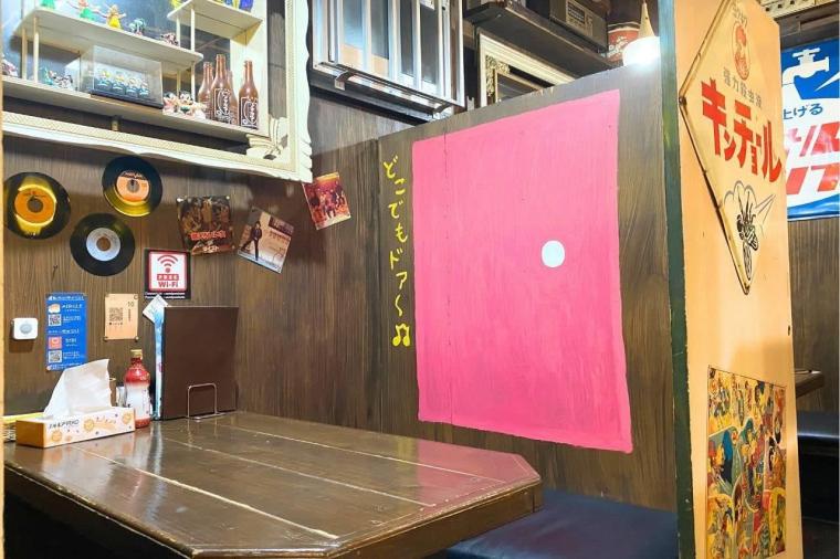 ノスタルジック居酒屋。昭和レトロな「炭家 美里店」で楽しむ駄菓子とゲームとせんべろ（沖縄市）
