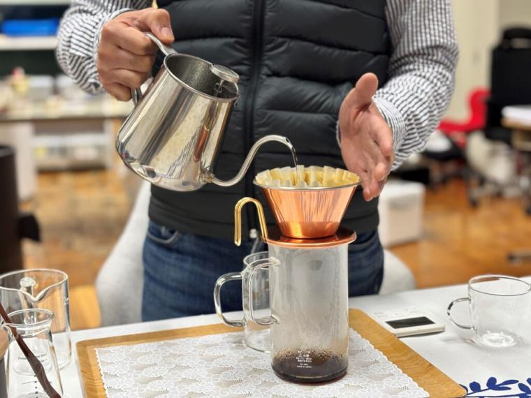 奥大山のきれいな水が生む澄んだコーヒー。廃校の理科室で焙煎される「奥大山の水洗い珈琲豆」｜鳥取県江府町