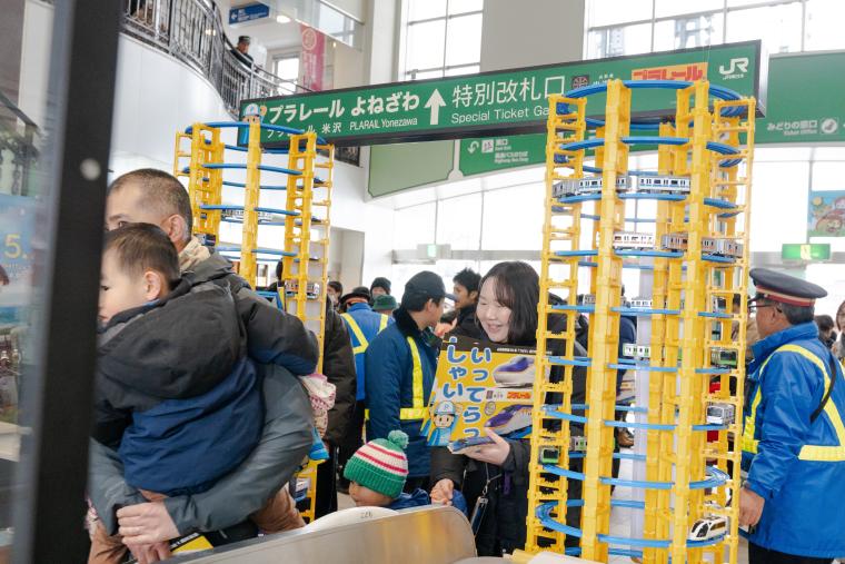 「プラレールよねざわえき」特別看板