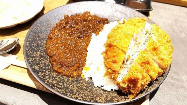 唯一無二のカツカレー！極上の熟成トンカツに「元カレー屋」のこだわりルーで至福のマリアージュが完成【彩の街角ネクストフォーカス】