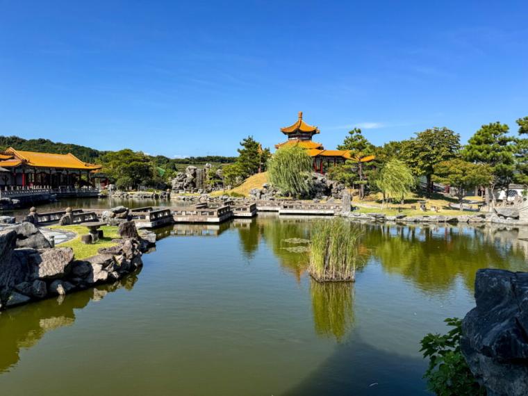 SNSで注目、鳥取県東伯郡湯梨浜町にある美しい中国庭園！まるで海外のような、丸窓からのぞくカラフルで素敵な景色