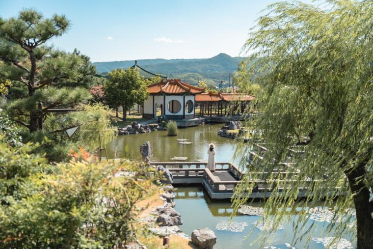SNSで注目、鳥取県東伯郡湯梨浜町にある美しい中国庭園！まるで海外のような、丸窓からのぞくカラフルで素敵な景色