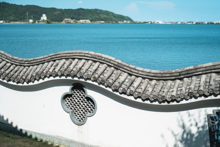 SNSで注目、鳥取県東伯郡湯梨浜町にある美しい中国庭園！まるで海外のような、丸窓からのぞくカラフルで素敵な景色
