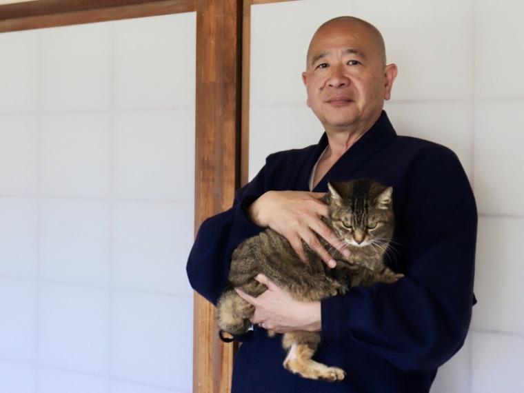 【静岡県島田市・康泰寺】幸せ運ぶ“ネコ副住職” 心も体も癒やすお地蔵様にたくさん会える寺