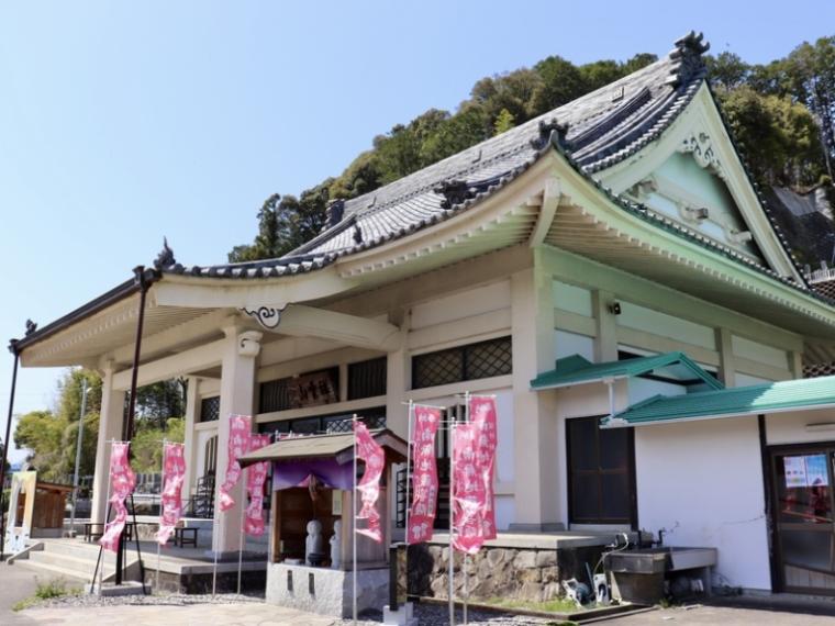 【静岡県島田市・康泰寺】幸せ運ぶ“ネコ副住職” 心も体も癒やすお地蔵様にたくさん会える寺