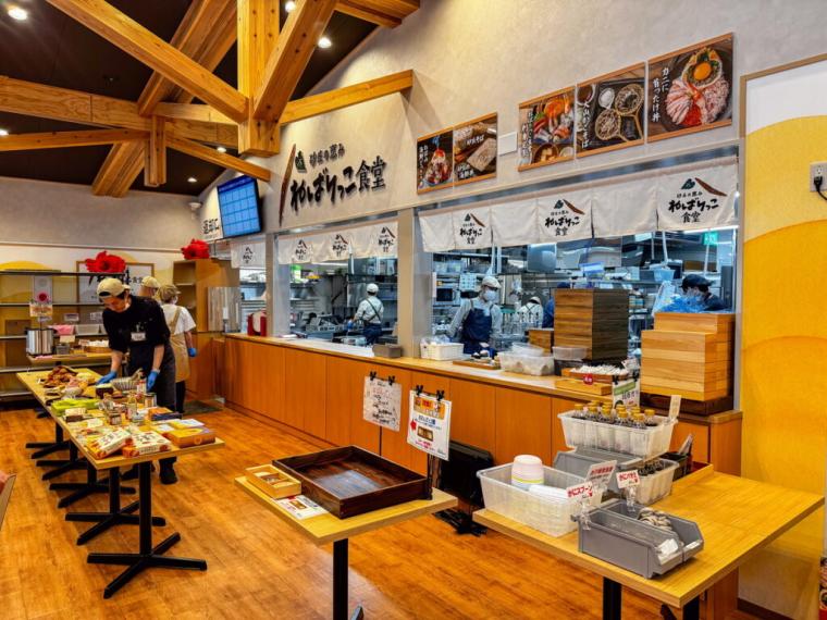 鳥取県北栄町に新オープン！グルメも土産も豊富な道の駅！てんこ盛り海鮮丼や伸び～るカレーパンも