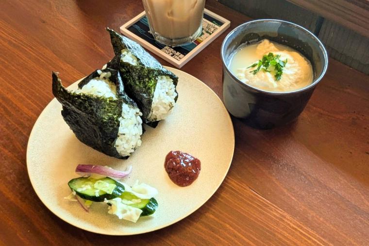 沖縄の海カフェ代表格「 浜辺の茶屋」2025/6/1 に待望の再オープン！新しくなった魅力を徹底解剖（南城市）