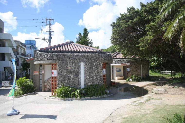都会のまんなかにエメラルド！那覇市街からすぐ行けるオアシス「波の上ビーチ」を徹底解剖（那覇市）