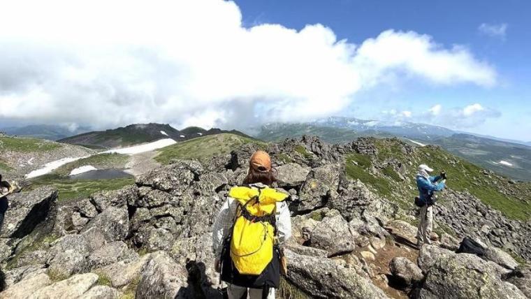 「神様が遊ぶ庭」天空の世界は絶景のオンパレードと、標識にハグしたくなる達成感！【北海道・トムラウシ山】