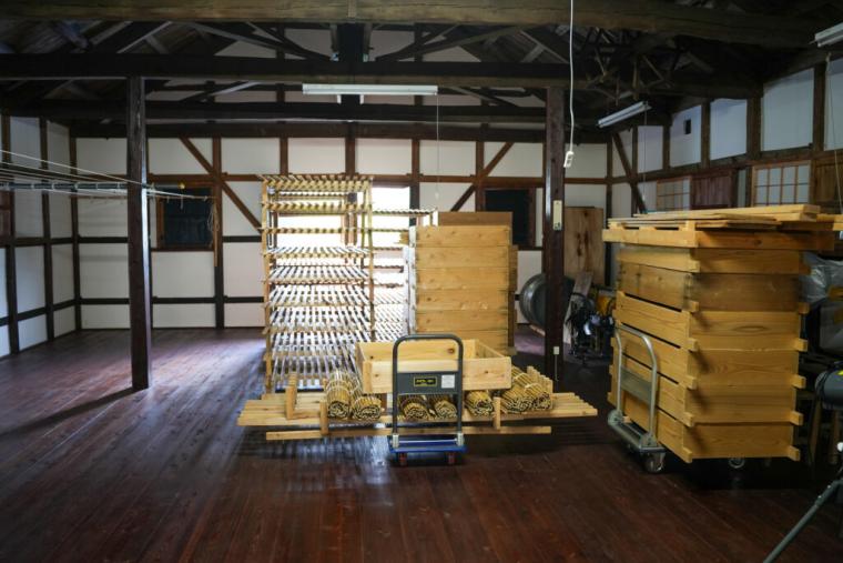 鳥取の山間の町にある 1909 年創業の酒蔵見学へ。手間暇かけてつくるうま味の濃い日本酒