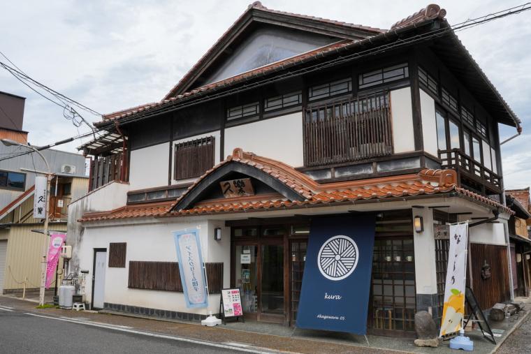 りんご飴ではなく、鳥取の梨を使った「なし飴」を発見！倉吉白壁土蔵群の町歩きグルメが並ぶ古民家カフェ
