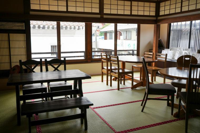 りんご飴ではなく、鳥取の梨を使った「なし飴」を発見！倉吉白壁土蔵群の町歩きグルメが並ぶ古民家カフェ