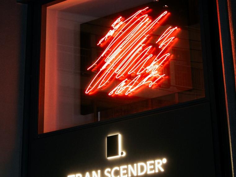 「TRAN.SCENDER® HÔTEL Yokohama」外観ネオン