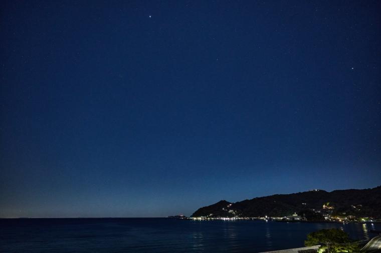 伊豆の海も夕焼けも温泉で満喫！14もの貸切風呂と豪華舟盛りが楽しめる「ニューとみよし」
