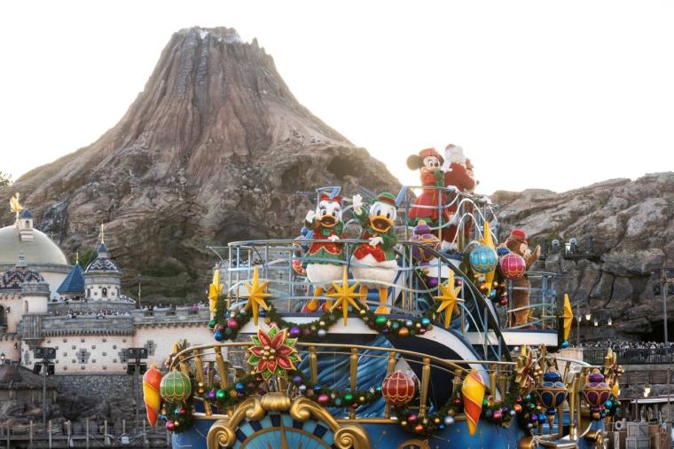 美しいツリーや歌声に感動。心に光が灯る、東京ディズニーシーのクリスマス