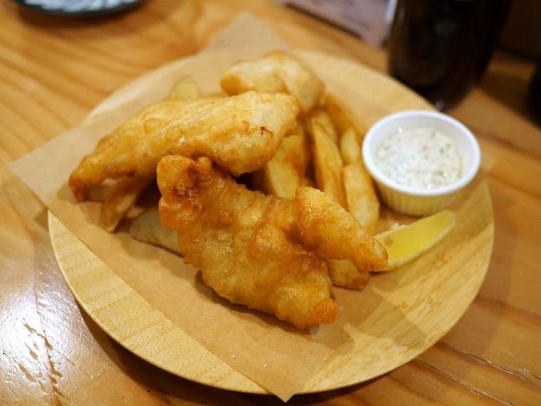 味の秘訣は衣にビール！？絶品フィッシュ＆チップスが楽しめるカウンターのお店【札幌・北18条駅新店】