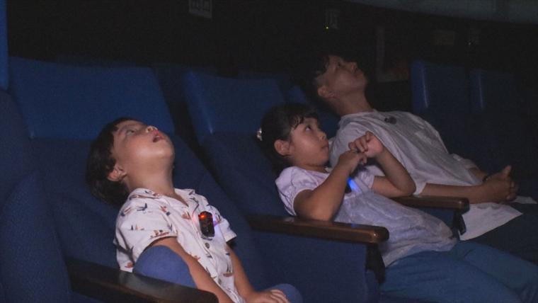 雨の日でも遊べる！海中観察・キッズスペース・プラネタリウムをめぐる親子ゆいレール散歩（那覇市）