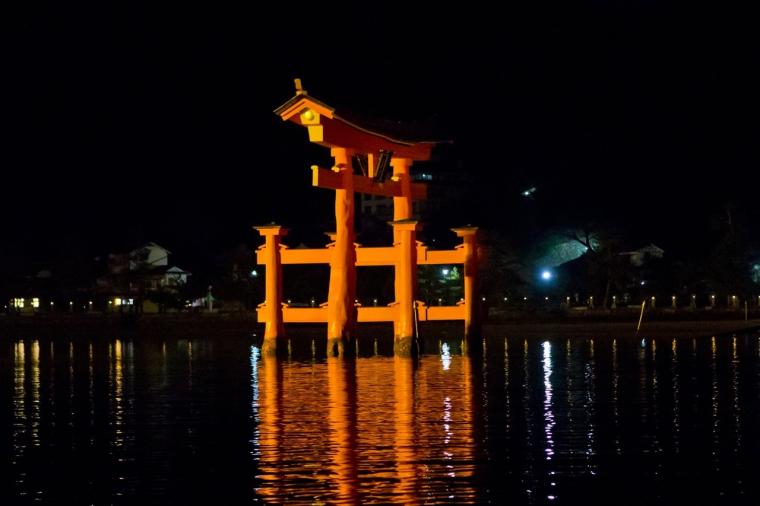 幻想的な厳島神社を一望。老舗宿「錦水館」で、地元の美味と温泉を堪能する大人の贅沢旅