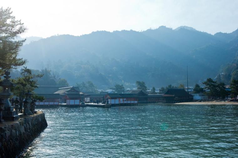 幻想的な厳島神社を一望。老舗宿「錦水館」で、地元の美味と温泉を堪能する大人の贅沢旅