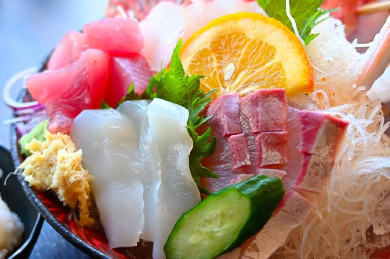インパクト抜群の見た目＆ボリュームで大人気「市場レストラン 西村商店」