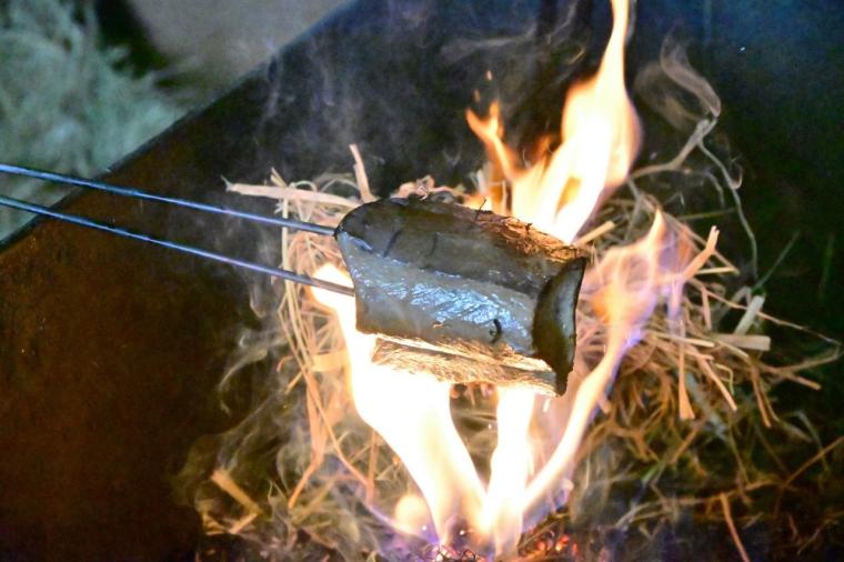 【高知】予約不要で藁焼き体験ができるカツオのタタキ専門店「土佐タタキ道場」