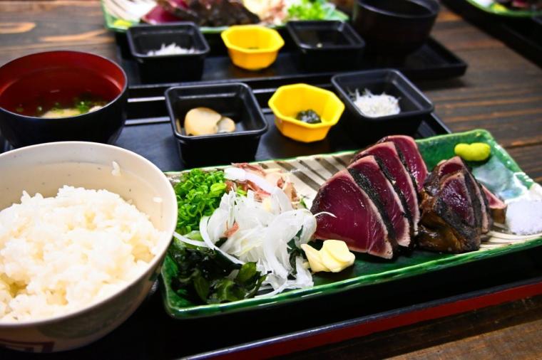 【高知】予約不要で藁焼き体験ができるカツオのタタキ専門店「土佐タタキ道場」