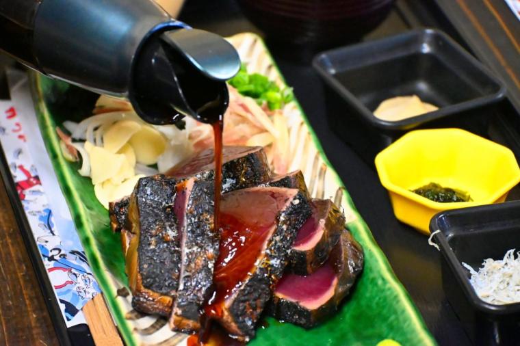 【高知】予約不要で藁焼き体験ができるカツオのタタキ専門店「土佐タタキ道場」