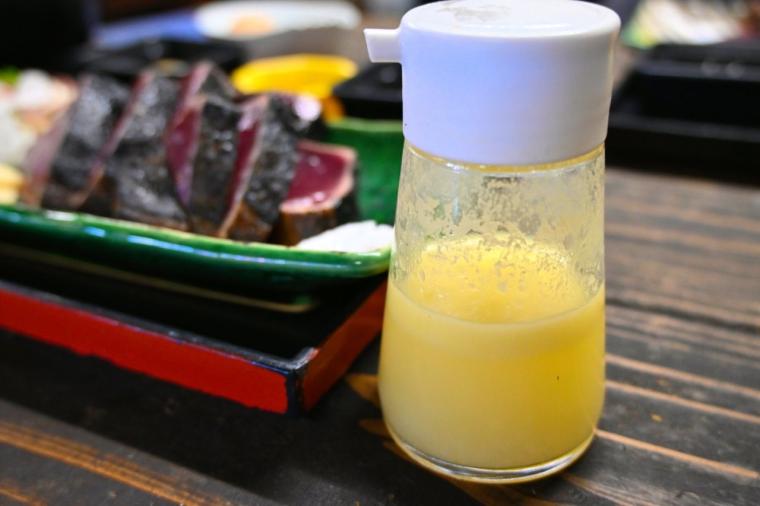 【高知】予約不要で藁焼き体験ができるカツオのタタキ専門店「土佐タタキ道場」
