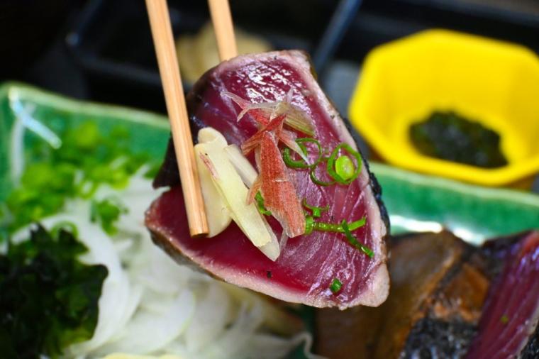 【高知】予約不要で藁焼き体験ができるカツオのタタキ専門店「土佐タタキ道場」