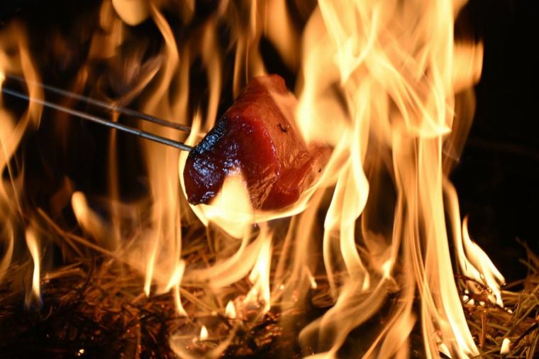 【高知】予約不要で藁焼き体験ができるカツオのタタキ専門店「土佐タタキ道場」