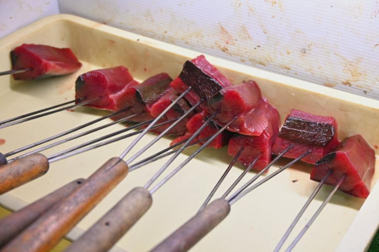 【高知】予約不要で藁焼き体験ができるカツオのタタキ専門店「土佐タタキ道場」