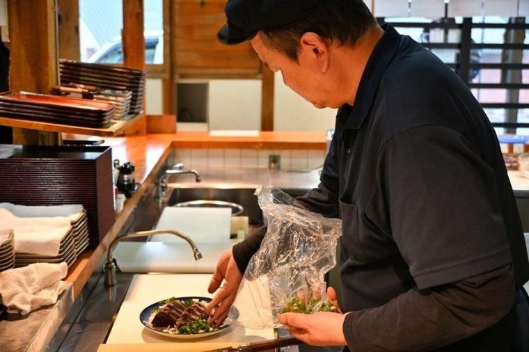 【高知】出来立ての絶品タタキ!!藁焼き体験もできる「黒潮工房」