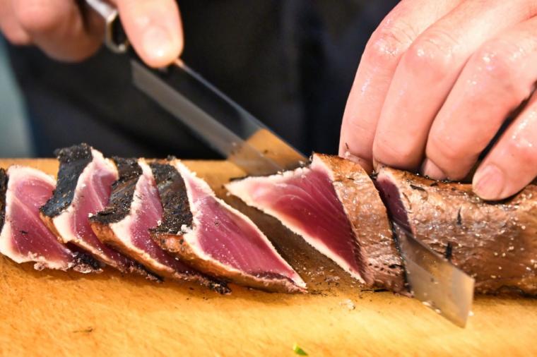 【高知】出来立ての絶品タタキ!!藁焼き体験もできる「黒潮工房」
