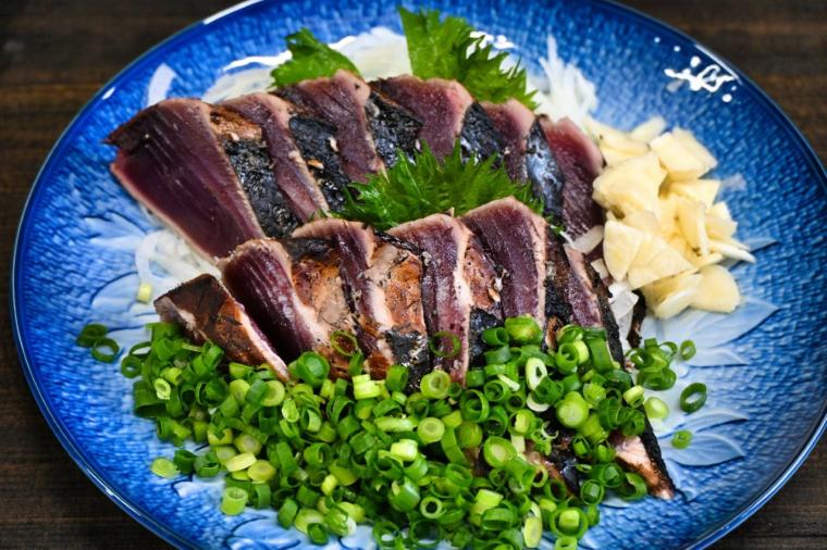【高知】出来立ての絶品タタキ!!藁焼き体験もできる「黒潮工房」