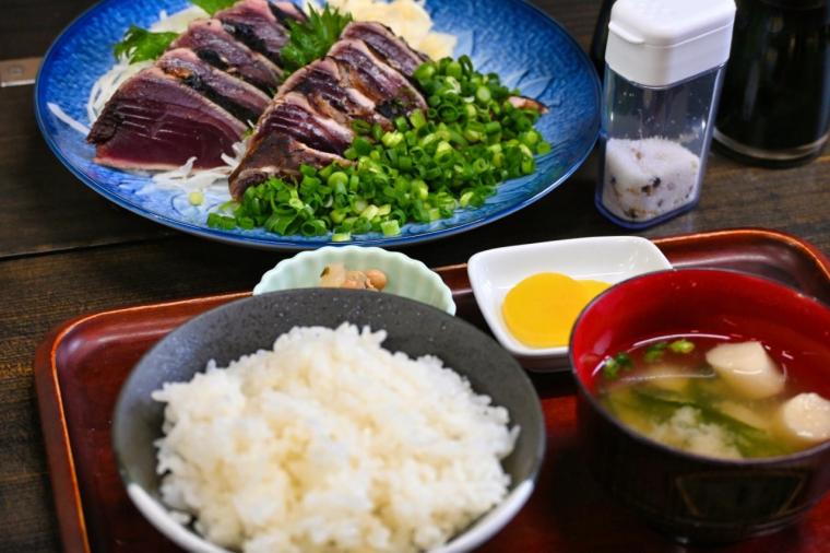 【高知】出来立ての絶品タタキ!!藁焼き体験もできる「黒潮工房」
