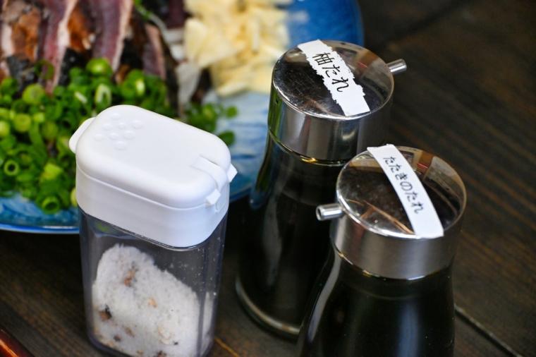 【高知】出来立ての絶品タタキ!!藁焼き体験もできる「黒潮工房」