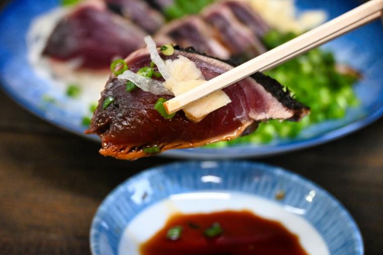【高知】出来立ての絶品タタキ!!藁焼き体験もできる「黒潮工房」