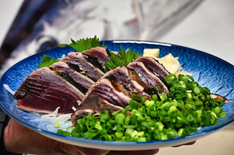 【高知】出来立ての絶品タタキ!!藁焼き体験もできる「黒潮工房」