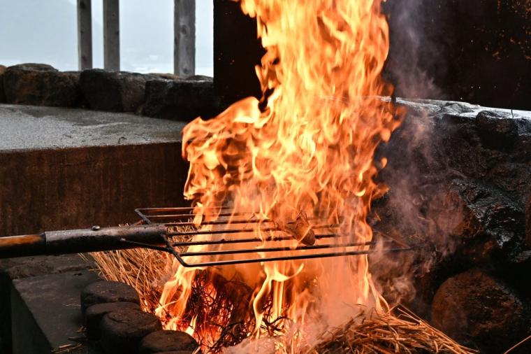 【高知】出来立ての絶品タタキ!!藁焼き体験もできる「黒潮工房」