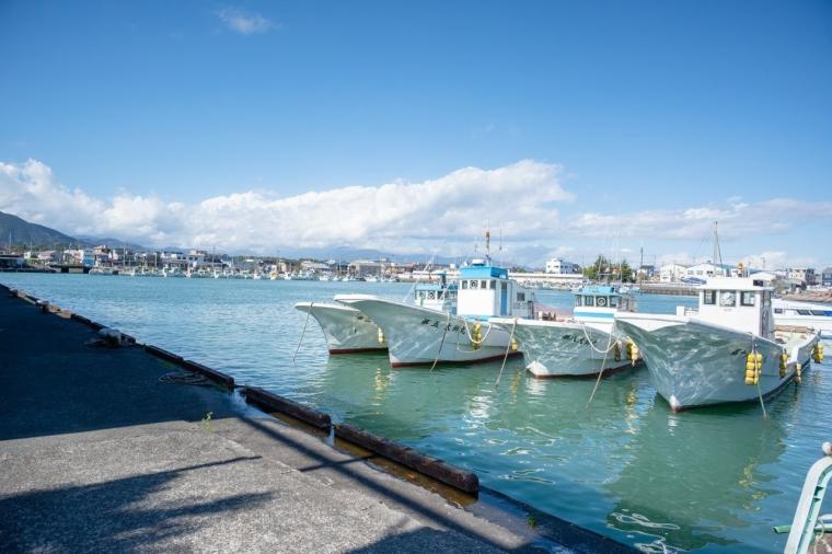 【静岡】新鮮生しらす、ジェラート、ビール、海風感じる温泉まで。東京から1時間で叶う港町・用宗の旅