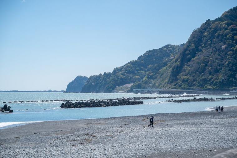 【静岡】新鮮生しらす、ジェラート、ビール、海風感じる温泉まで。東京から1時間で叶う港町・用宗の旅