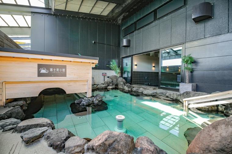 【静岡】新鮮生しらす、ジェラート、ビール、海風感じる温泉まで。東京から1時間で叶う港町・用宗の旅
