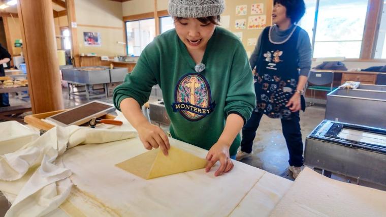 1300年の歴史！鳥取・青谷「あおや和紙工房」で和紙作り体験