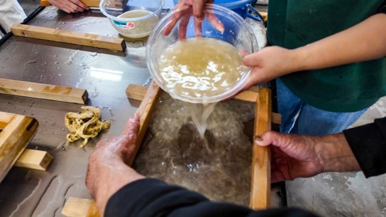 1300年の歴史！鳥取・青谷「あおや和紙工房」で和紙作り体験
