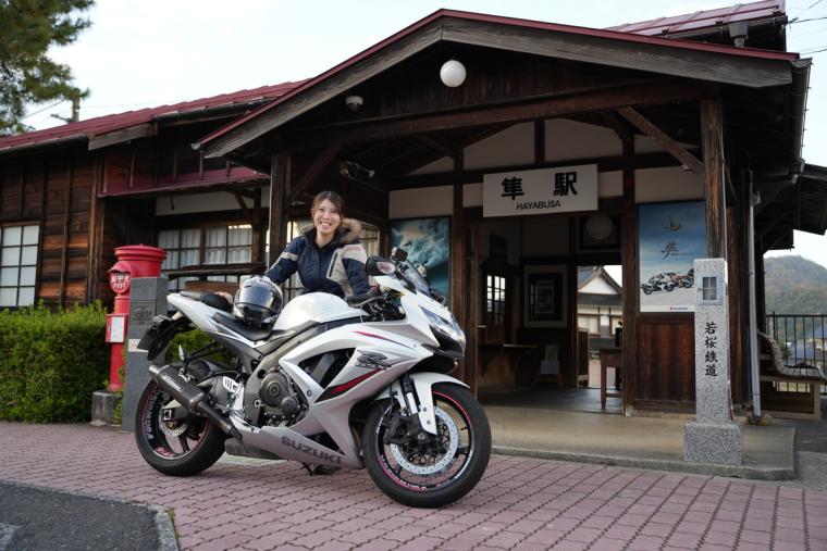 ライダーの聖地と呼ばれる小さな無人駅「隼駅」。年に一度、2000 台以上のバイクが集まる理由とは？｜鳥取県八頭町