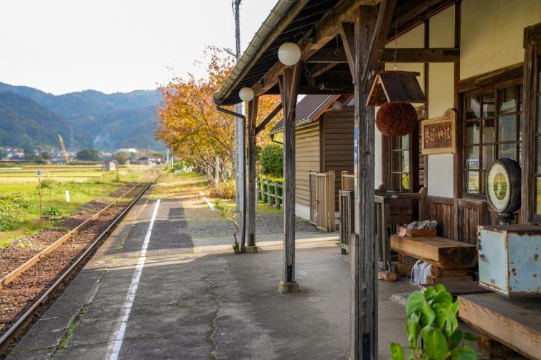 ライダーの聖地と呼ばれる小さな無人駅「隼駅」。年に一度、2000 台以上のバイクが集まる理由とは？｜鳥取県八頭町