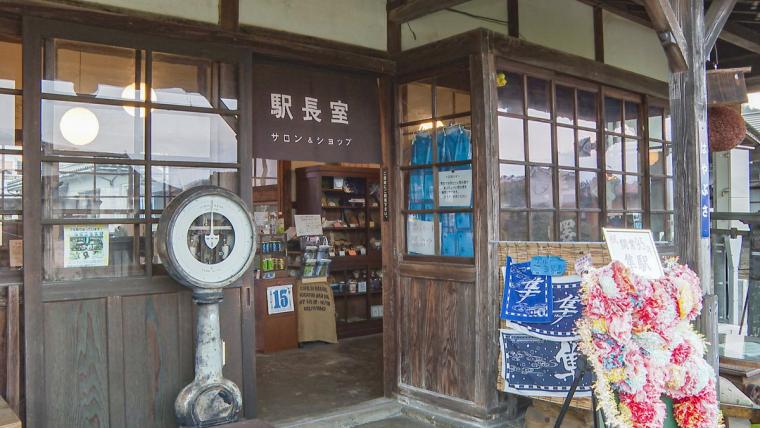 ライダーの聖地と呼ばれる小さな無人駅「隼駅」。年に一度、2000 台以上のバイクが集まる理由とは？｜鳥取県八頭町